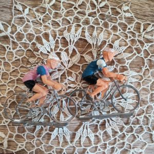 boucles d'oreilles cyclistes vintage sur guéridon